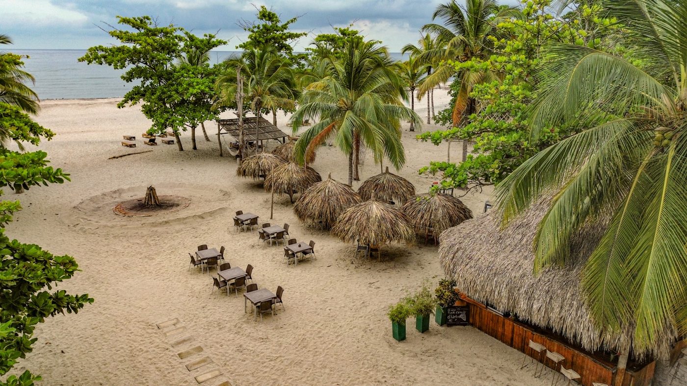 Así es Viajero Tayrona: playa, piscina, hamacas y cabañas entre la selva y el mar, en Buritaca.